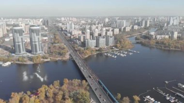 Sonbaharda Kyiv 'in sol kıyısında. Hidropark. Ukrayna. Dnipro Nehri. Hava görünümü