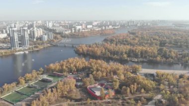 Sonbaharda Kyiv 'in sol kıyısında. Hidropark. Ukrayna. Dnipro Nehri. Hava görünümü