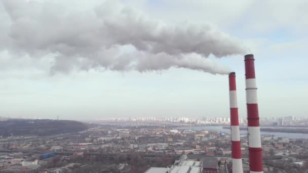 Twee pijpleidingen plant met rook. Kiev. Oekraïne. Luchtzicht — Stockvideo