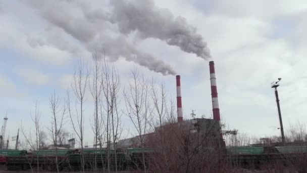 Twee pijpleidingen plant met rook. Kiev. Oekraïne. Luchtzicht — Stockvideo