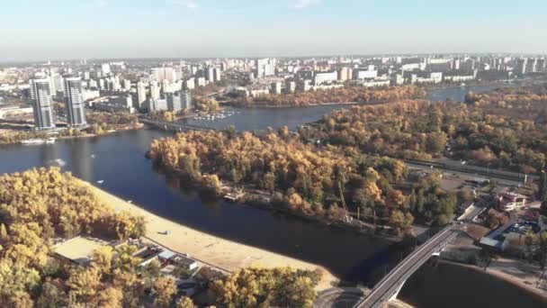 Levý břeh Kyjeva na podzim. Hydropark. Ukrajina. Řeka Dnipro. Letecký pohled — Stock video