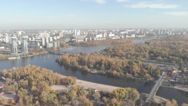 Kiev vänstra bank i höst. Hydropark. Ukraina. Dniprofloden. Flygbild — Stockvideo