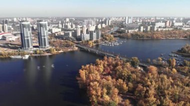 Sonbaharda Kyiv 'in sol kıyısında. Hidropark. Ukrayna. Dnipro Nehri. Hava görünümü