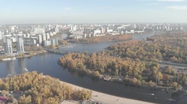 Sonbaharda Kyiv 'in sol kıyısında. Hidropark. Ukrayna. Dnipro Nehri. Hava görünümü