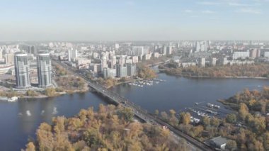 Sonbaharda Kyiv 'in sol kıyısında. Hidropark. Ukrayna. Dnipro Nehri. Hava görünümü