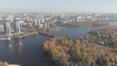 Sonbaharda Kyiv 'in sol kıyısında. Hidropark. Ukrayna. Dnipro Nehri. Hava görünümü