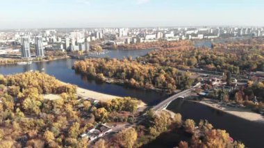 Sonbaharda Kyiv 'in sol kıyısında. Hidropark. Ukrayna. Dnipro Nehri. Hava görünümü