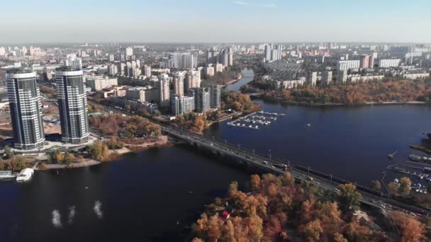 가을에 키 에프의 왼쪽 은행. 하이드 파크. 우크라이나. 드니 프로 강. 공중에서 본 광경 — 비디오