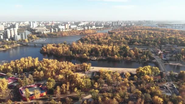 Левый берег Киева осенью. Гидропарк. Украина. Днепр. Вид с воздуха — стоковое видео