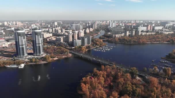 Levý břeh Kyjeva na podzim. Hydropark. Ukrajina. Řeka Dnipro. Letecký pohled — Stock video