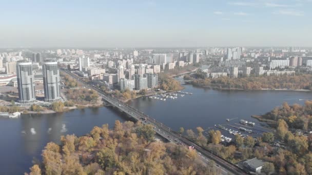 De linkeroever van Kiev in de herfst. Hydropark. Oekraïne. De rivier de Dnipro. Luchtzicht — Stockvideo