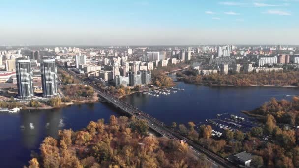 Das linke Ufer von Kiew im Herbst. Hydropark. Ukraine. Dnipro. Luftaufnahme — Stockvideo