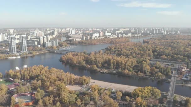 La orilla izquierda de Kiev en el otoño. Hydropark. Ucrania. Río Dnipro. Vista aérea — Vídeo de stock