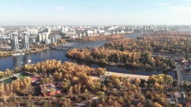 Sonbaharda Kyiv 'in sol kıyısında. Hidropark. Ukrayna. Dnipro Nehri. Hava görünümü