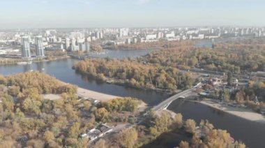 Sonbaharda Kyiv 'in sol kıyısında. Hidropark. Ukrayna. Dnipro Nehri. Hava görünümü