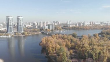 Sonbaharda Kyiv 'in sol kıyısında. Hidropark. Ukrayna. Dnipro Nehri. Hava görünümü