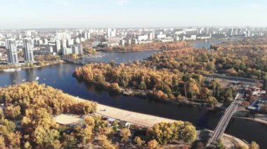 Sonbaharda Kyiv 'in sol kıyısında. Hidropark. Ukrayna. Dnipro Nehri. Hava görünümü