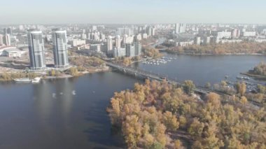 Sonbaharda Kyiv 'in sol kıyısında. Hidropark. Ukrayna. Dnipro Nehri. Hava görünümü