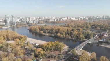 Sonbaharda Kyiv 'in sol kıyısında. Hidropark. Ukrayna. Dnipro Nehri. Hava görünümü