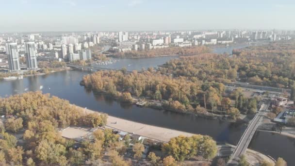 A margem esquerda de Kiev no outono. Hidroparque. Ucrânia. Rio Dnipro. Vista aérea — Vídeo de Stock
