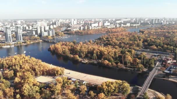 Η αριστερή όχθη του Κίεβο το φθινόπωρο. Υδροπάρκο. Ουκρανία. Ποταμός Dnipro. Αεροφωτογραφία — Αρχείο Βίντεο