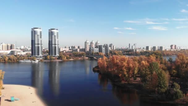 A kijevi bal parton ősszel. Vízi park. Ukrajnában. Dnipro folyó. Légi felvétel — Stock videók