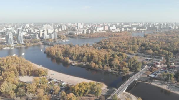 Das linke Ufer von Kiew im Herbst. Hydropark. Ukraine. Dnipro. Luftaufnahme — Stockvideo