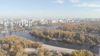 Sonbaharda Kyiv 'in sol kıyısında. Hidropark. Ukrayna. Dnipro Nehri. Hava görünümü