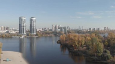 Sonbaharda Kyiv 'in sol kıyısında. Hidropark. Ukrayna. Dnipro Nehri. Hava görünümü