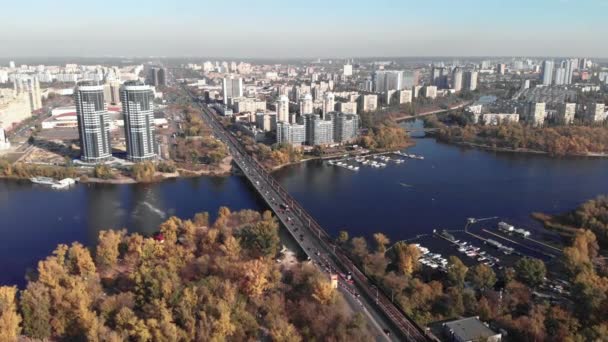 Lewy brzeg Kijów jesienią. Hydropark. Ukraina. Rzeka Dniepru. Widok z lotu ptaka — Wideo stockowe