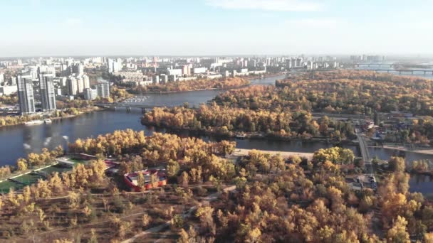 De linkeroever van Kiev in de herfst. Hydropark. Oekraïne. De rivier de Dnipro. Luchtzicht — Stockvideo