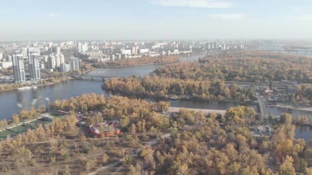 秋にキエフの左岸。ウォーターパーク。ウクライナだ。ドニプロ川。空中風景 — ストック動画