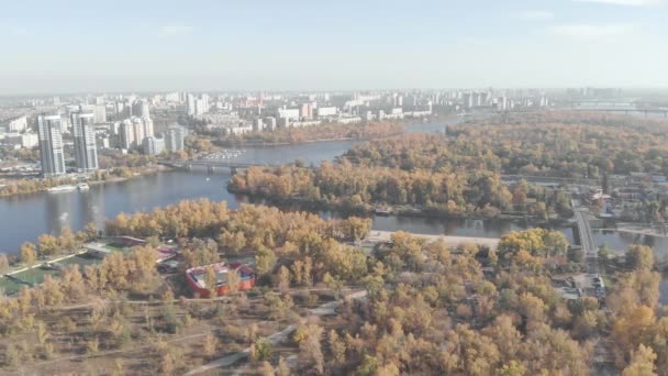 Левый берег Киева осенью. Гидропарк. Украина. Днепр. Вид с воздуха — стоковое видео