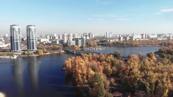 Levý břeh Kyjeva na podzim. Hydropark. Ukrajina. Řeka Dnipro. Letecký pohled — Stock video