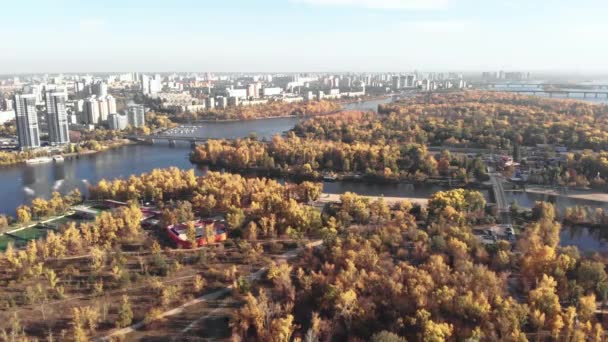 Η αριστερή όχθη του Κίεβο το φθινόπωρο. Υδροπάρκο. Ουκρανία. Ποταμός Dnipro. Αεροφωτογραφία — Αρχείο Βίντεο