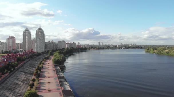 Kiev, Ucrania. Distrito de Obolon. Vista aérea — Vídeos de Stock