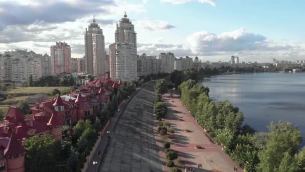 Kijów, Ukraina. Dzielnica Obolon. Widok z lotu ptaka — Wideo stockowe