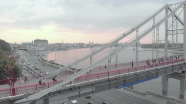 Ukrayna, Kyiv 'deki Dnipro nehri üzerindeki yaya köprüsü. Hava görünümü