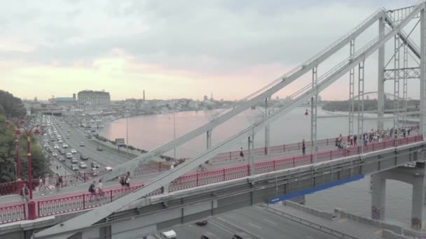 Pont piétonnier au-dessus de la rivière Dnipro à Kiev, Ukraine. Vue aérienne — Video