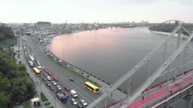 Ukrayna, Kyiv 'deki Dnipro nehri üzerindeki yaya köprüsü. Hava görünümü