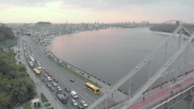 Ukrayna, Kyiv 'deki Dnipro nehri üzerindeki yaya köprüsü. Hava görünümü