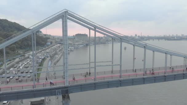 Pont piétonnier au-dessus de la rivière Dnipro à Kiev, Ukraine. Vue aérienne — Video
