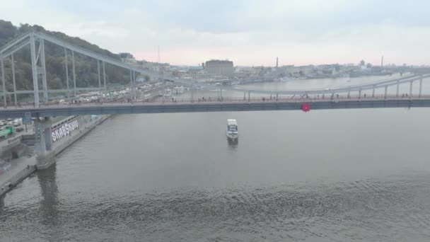 Ponte pedonal sobre o rio Dnipro em Kiev, Ucrânia. Vista aérea — Vídeo de Stock