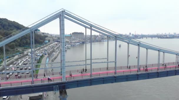 Gångbro över floden Dnipro i Kiev, Ukraina. Flygbild — Stockvideo