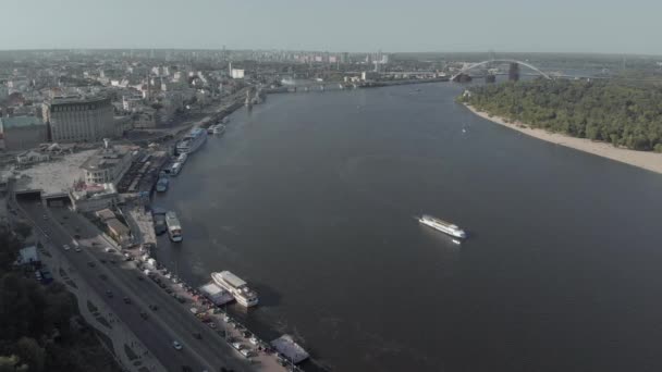 De rivier de Dnipro. Kiev. Oekraïne. Luchtzicht — Stockvideo