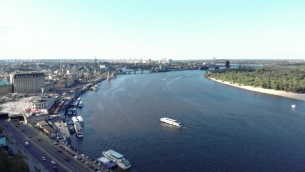 Dnipro folyó. Kijevben. Ukrajnában. Légi felvétel — Stock videók