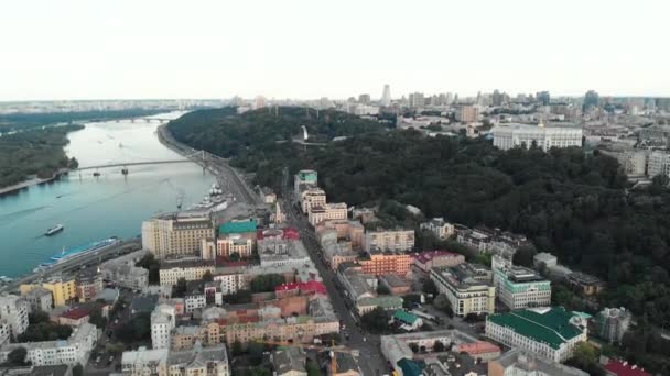 Kiev, Ucrânia. Distrito de Podil. Vista aérea — Vídeo de Stock