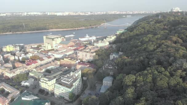 Kijów, Ukraina. Dzielnica Podil. Widok z lotu ptaka — Wideo stockowe
