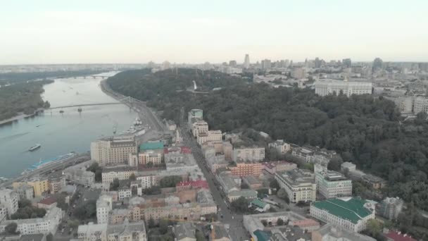 Kijów, Ukraina. Dzielnica Podil. Widok z lotu ptaka — Wideo stockowe