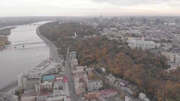 Kiev, Ucrania. Distrito Podil. Vista aérea — Vídeo de stock